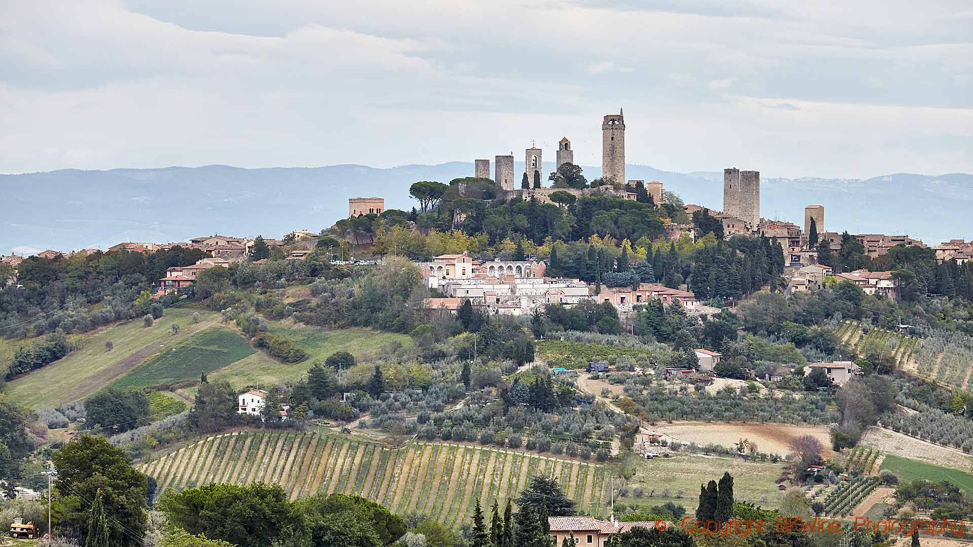 Medeltida torn i en gammal by på en kulle i Toscana