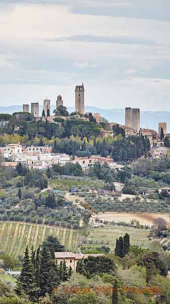 Medeltida torn i en gammal by på en kulle i Toscana