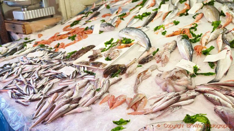 Det finns massor med fin fisk på Siciliens matmarknader
