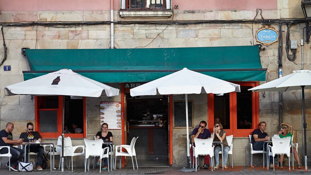 Dags för en kaffe på ett café i Bilbao