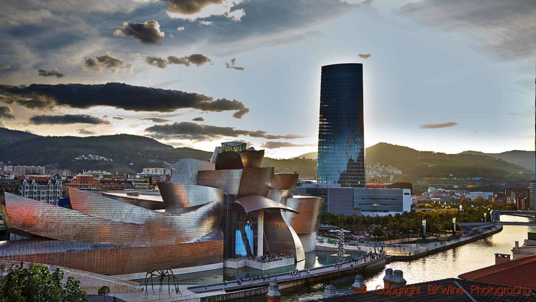 Guggenheimmuséet vid floden Nerviòn i Bilbao i skymningen