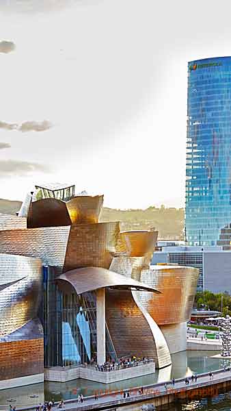 Guggenheimmuséet i Bilbao och stadens högsta byggnad