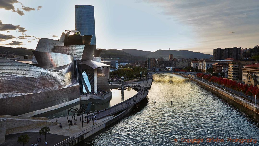 Guggenheimmuséet vid floden Nerviòn som flyter ut mot Biscayabukten