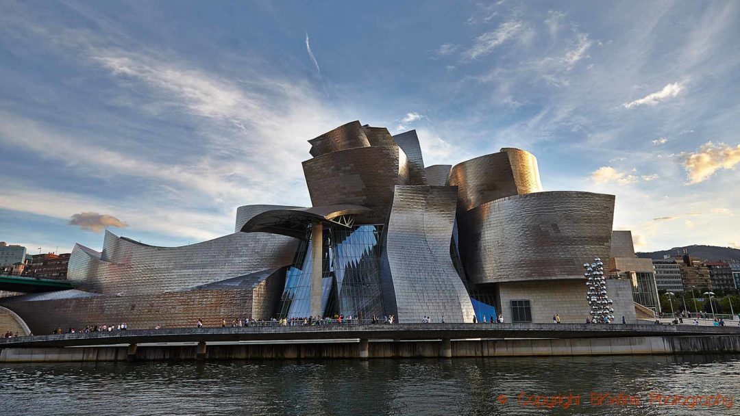 Guggenheimmuséet i Bilbao glittrar i skymningen med sina geometriska former