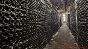 En gammal vinkällare fylld med dammiga flaskor i Rioja
