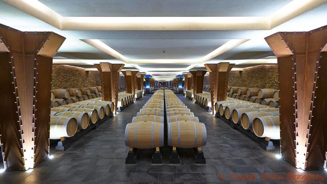 Långa rader ekfat i en modernt designad vinkällare i Rioja