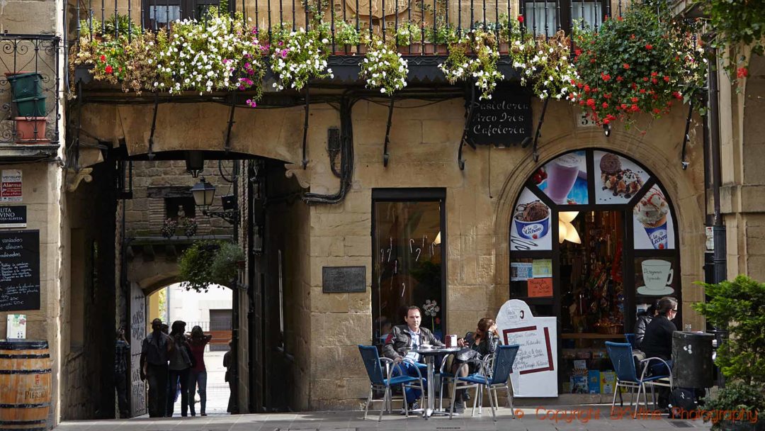 En liten paus på ett kafé i en gammal by i Rioja
