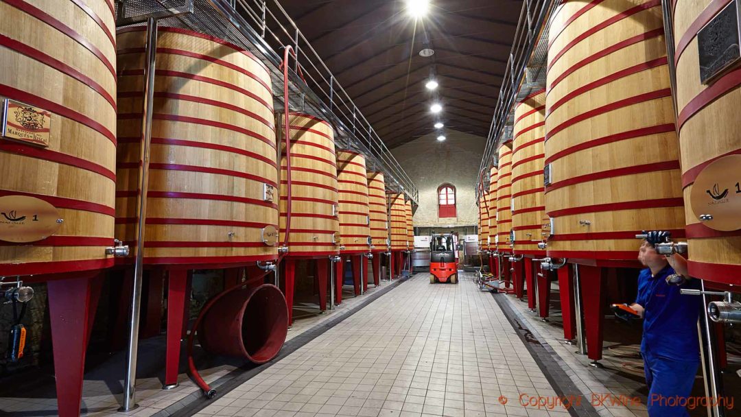 Traditionella stora ekfat för jäsning i en vinkällare i Rioja