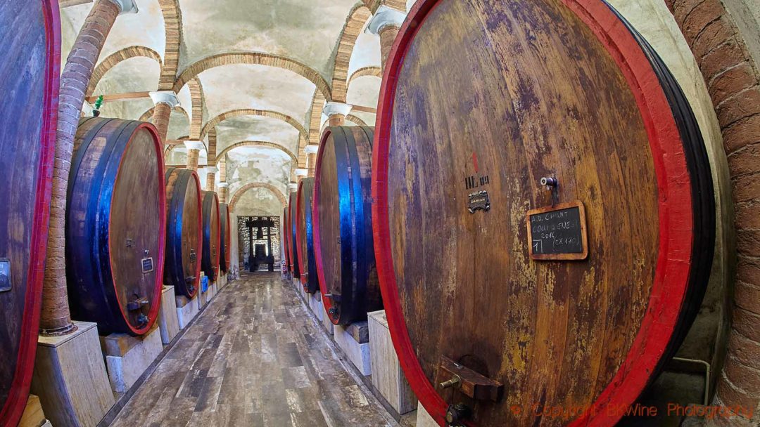 En vinkällare med botti, de stora toscanska vinfaten