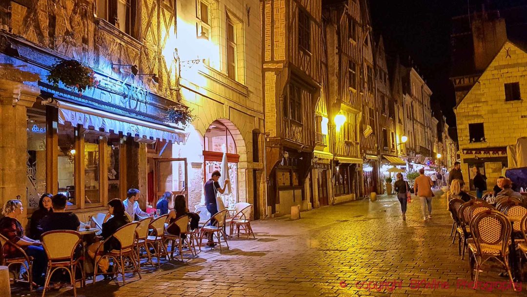 En kvällspromenad i Gamla Stan, Vieille Ville, i Tours längs Loire