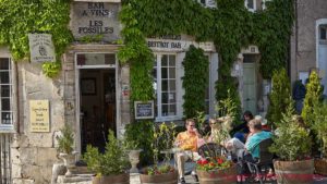 En paus med ett glas vin på ett café och vinbar i den lilla staden Sancerre