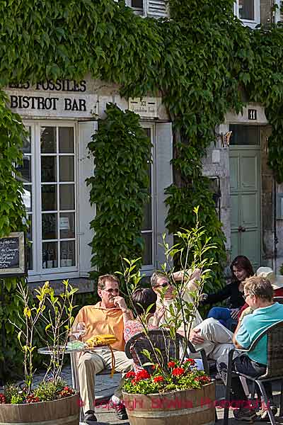 En paus med ett glas vin på ett café och vinbar i den lilla staden Sancerre