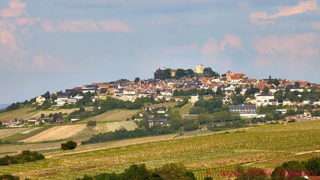 Staden Sancerre på toppen av sin kulle längs Loirefloden