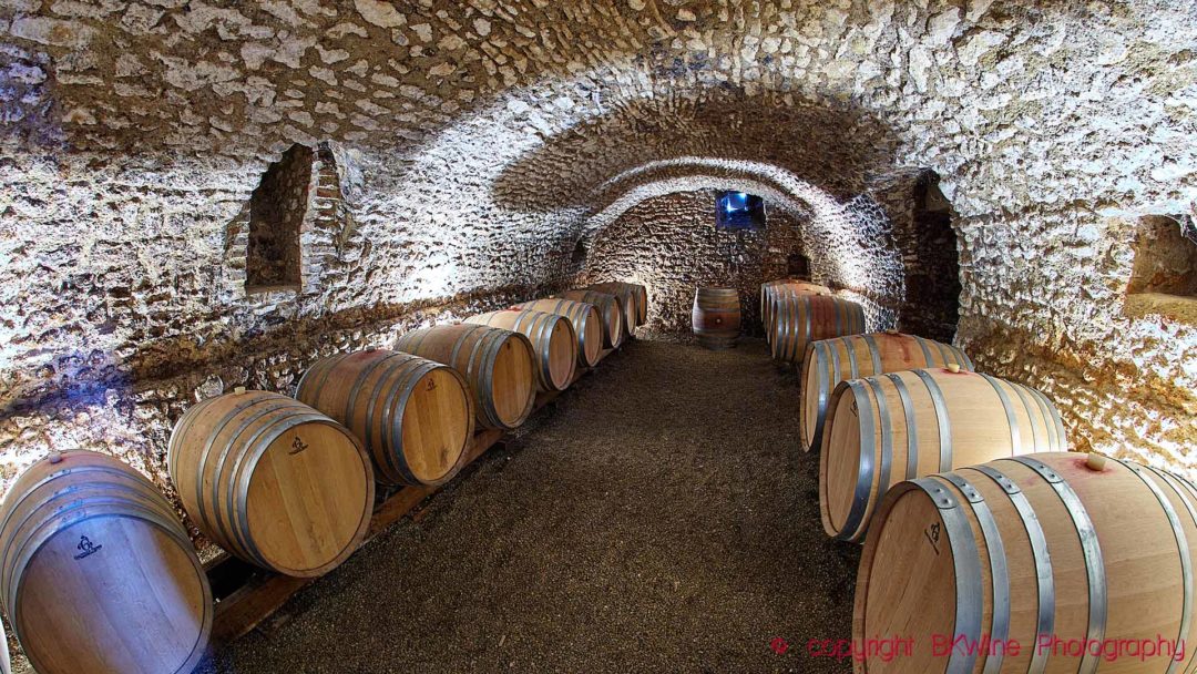En vinkällare med ekfat på en vingård i Loiredalen