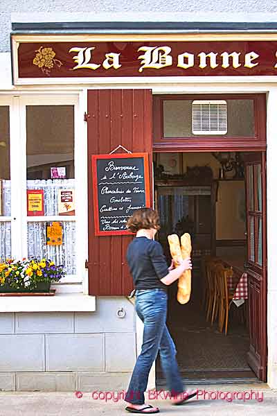 Brödleverans till en restaurang i en liten by längs Loire
