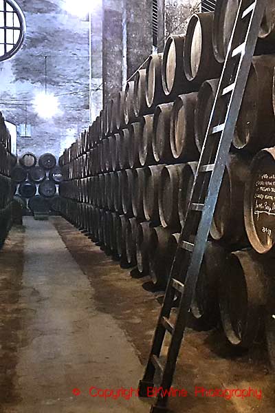 En av de stora källarna med massor av fat med sherry i Jerez de la Frontera, Andalusien