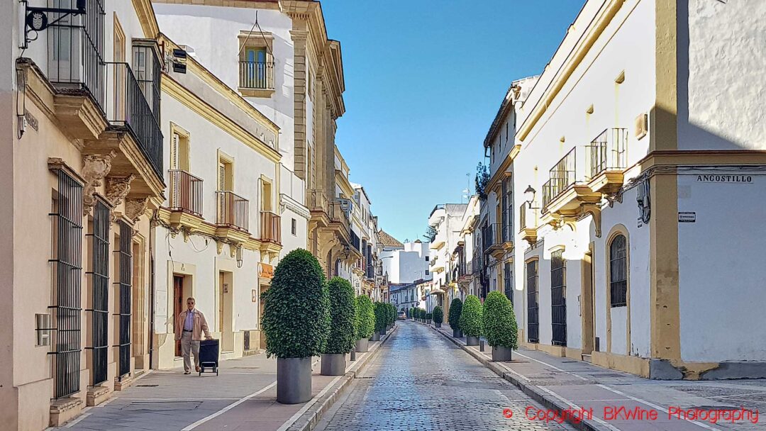 En gata i Jerez de la Frontera, Andalusien, med vitkalkade hus