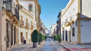 En gata i Jerez de la Frontera, Andalusien, med vitkalkade hus