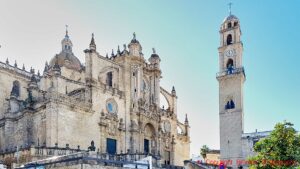 Den mäktiga katedralen i gamla stan i Jerez de la Frontera, Andalusien