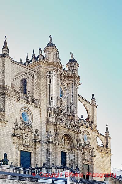 Den mäktiga katedralen i gamla stan i Jerez de la Frontera, Andalusien