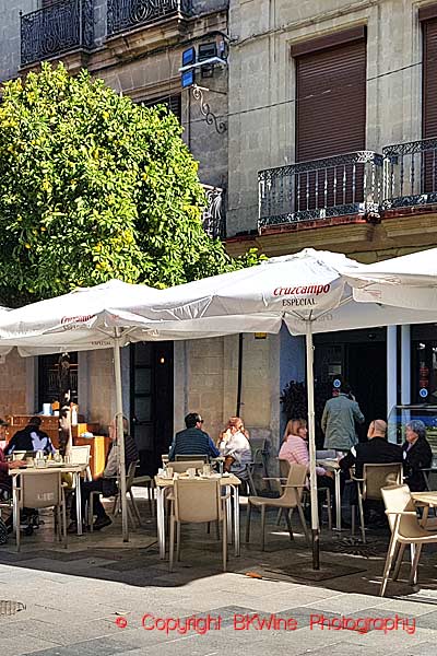 Ett kafé på ett torg i Jerez de la Frontera, Andalusien