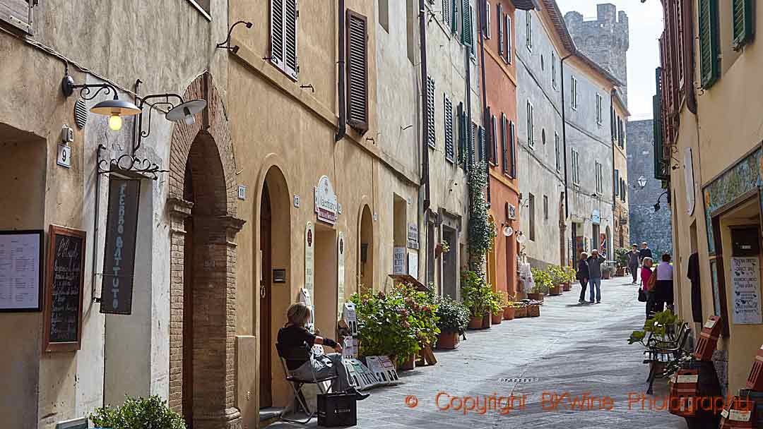 En gata i den lilla staden Montalcino i Toscana