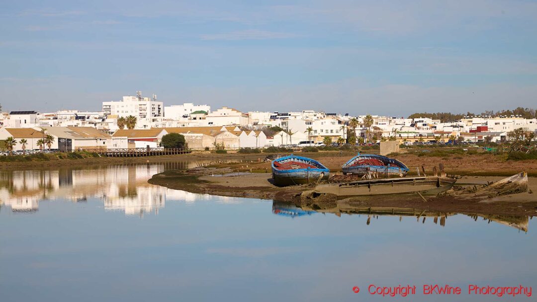 En by i sherrydistriktet längs floden med vitkalkade hus, i Andalusien