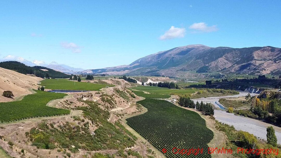 Awatere Valley med vingårdar, en flod, berg i Marlborough, Nya Zeeland