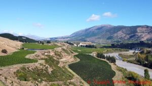 Awatere Valley med vingårdar, en flod, berg i Marlborough, Nya Zeeland