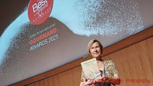 Britt Karlsson, BKWine, vid Gourmand Awards 2025 med sin vinnande bok "framtidens vin"