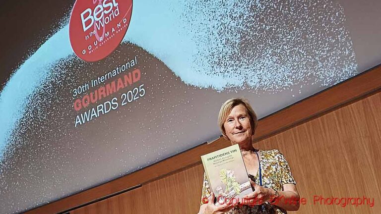 Britt Karlsson, BKWine, vid Gourmand Awards 2025 med sin vinnande bok "framtidens vin"