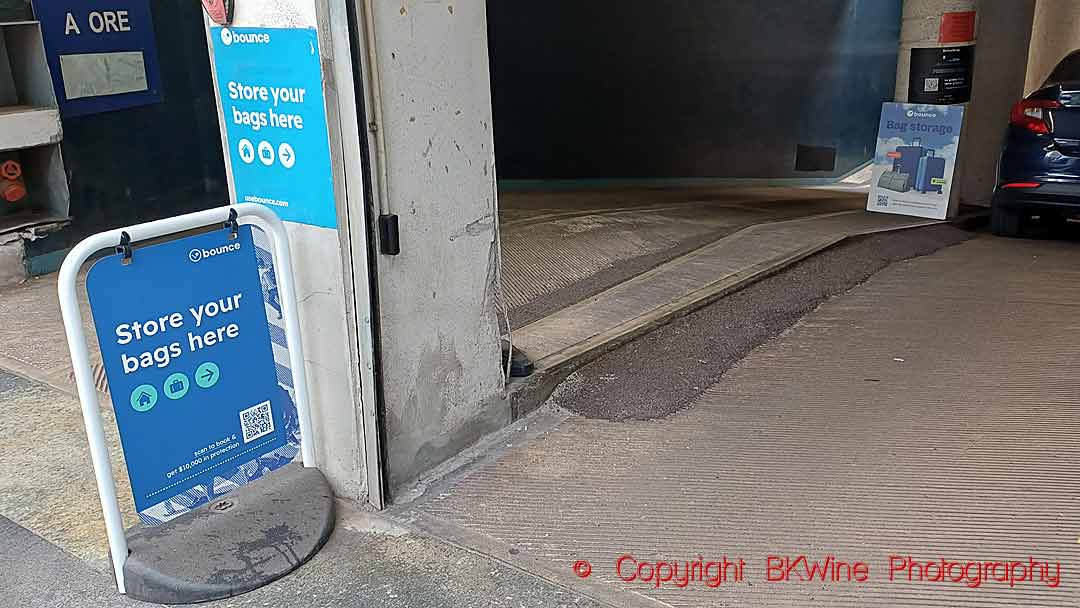 En väskförvaring i ett parkeringsgarage