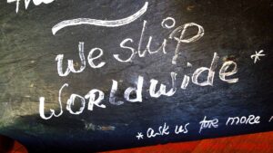 “We ship worldwide”, vi skickar över hela världen, en skylt på en vingård