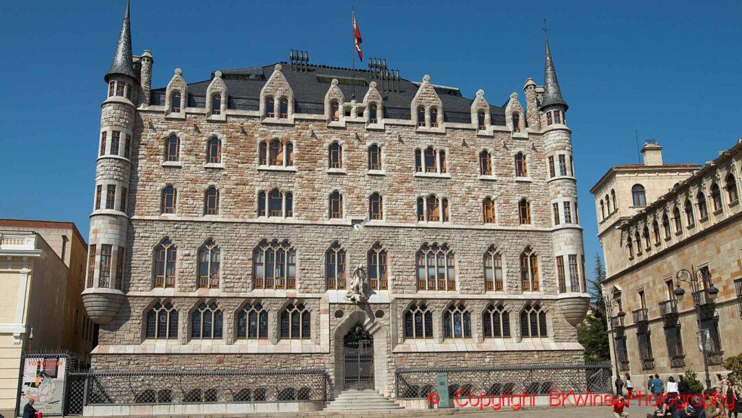 Casa Botines, ritat av Antoni Gaudi, i Leon, Castilla y Leon