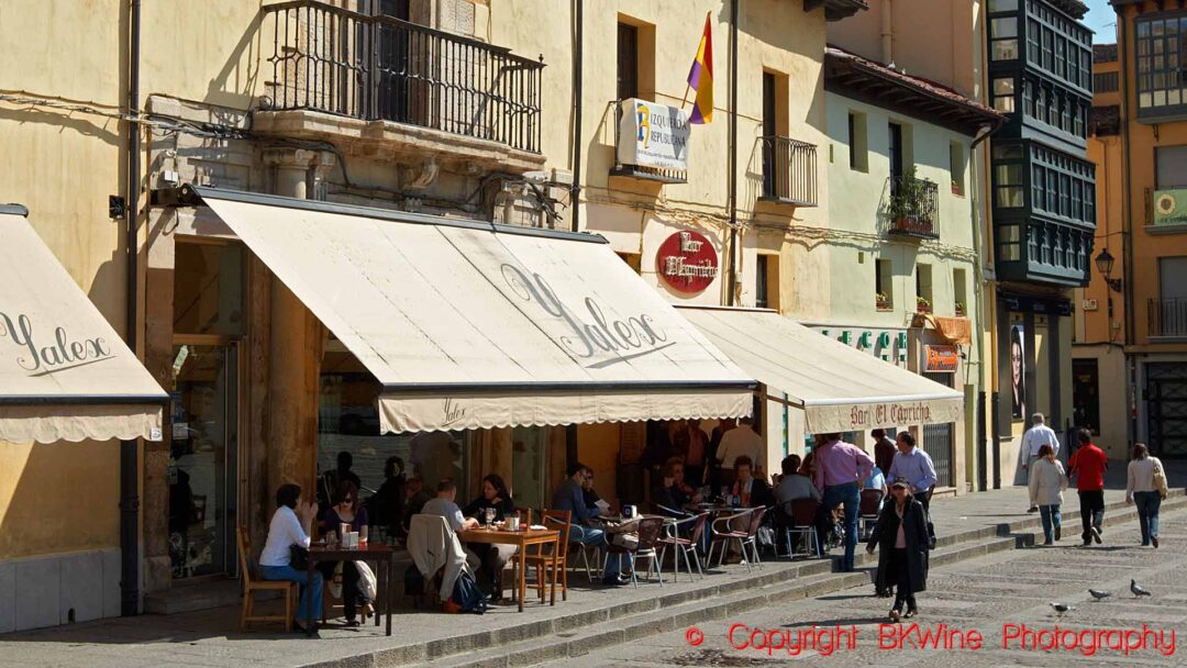 En restaurang och kafe med uteservering i en liten stad i Spanien