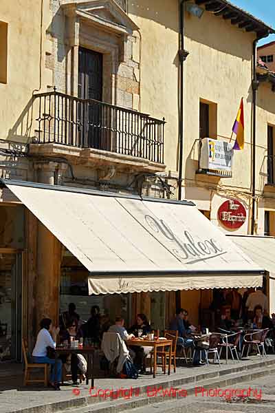 En restaurang och kafe med uteservering i en liten stad i Spanien