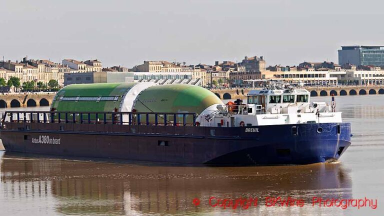 En Airbus A380-flygplanskropp på en pråm på floden Garonne i Bordeaux