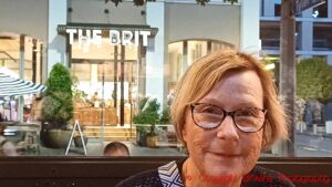 Britt, BKWine, på restaurang Alma med The Brit i bakgrunden, Britomart, Auckland, Nya Zeeland